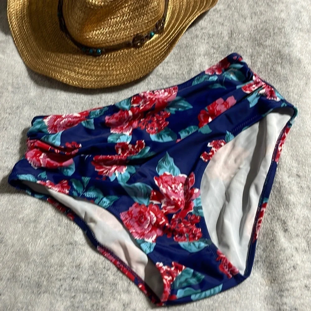 NWOT women’s blue floral swim bottoms M